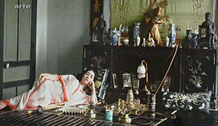 Một phụ nữ hút thuốc phiện ở nhà riêng. Ảnh do Léon Busy chụp 1915.